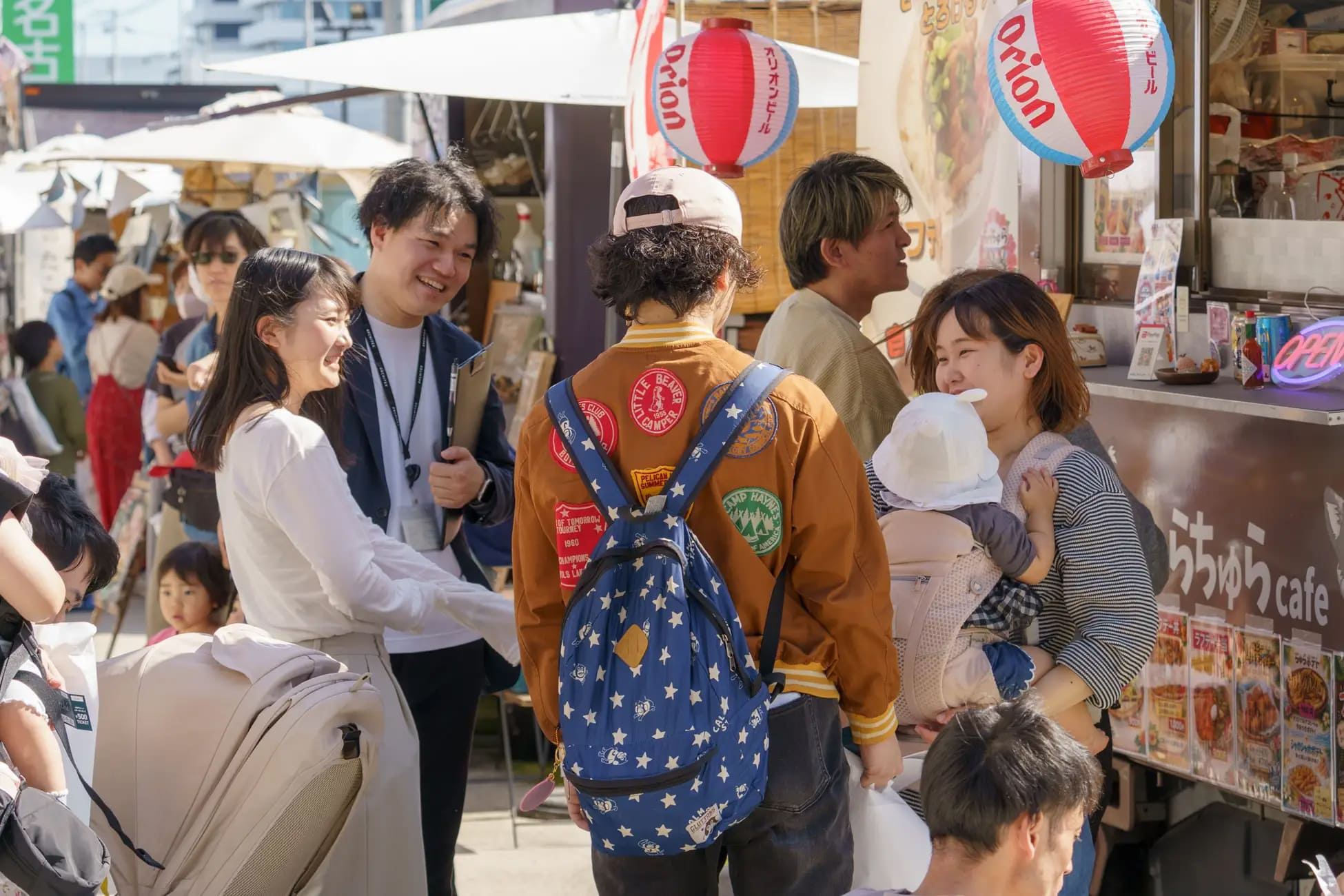 キッチンカーに賑わう人々